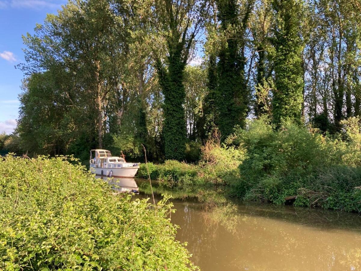 Dutch Cruiser Ship On A Tranquil Secluded River Tonbridge Exterior photo
